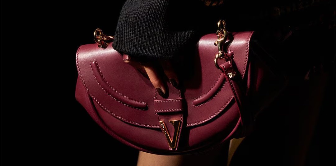 Versace dévoile un nouveau sac iconique pour l’automne 2025